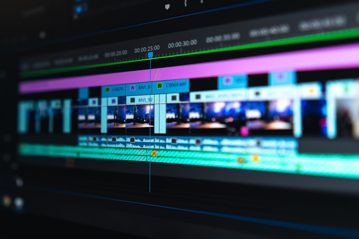 Set di registrazione video professionale con telecamere e luci da studio