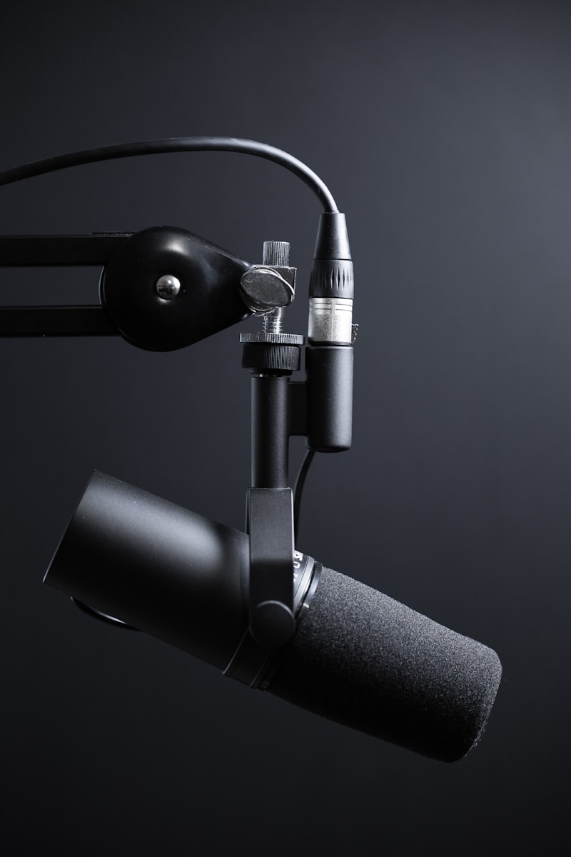 Studio di registrazione podcast con microfoni professionali
